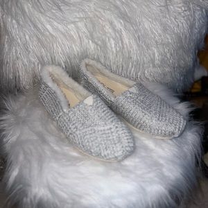 Grey cable knit toms with a fuzzy insole size 7.5